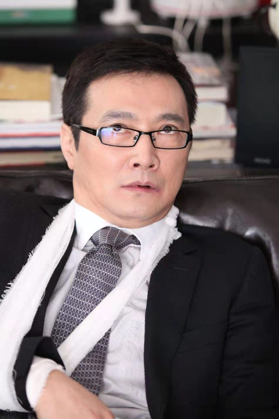 女人和井》和《别说再见》,然后获得了第三届中国十佳影视演员奖