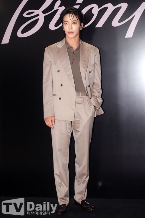 cnblue郑容和出席品牌活动皮肤细腻容光焕发状态惊人