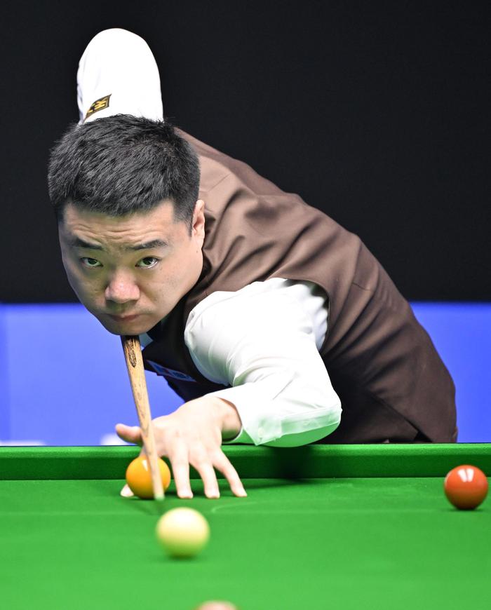 丁俊晖晒一家四口庆37岁生日!一桌菜朴素简单,大女儿送贴心礼物