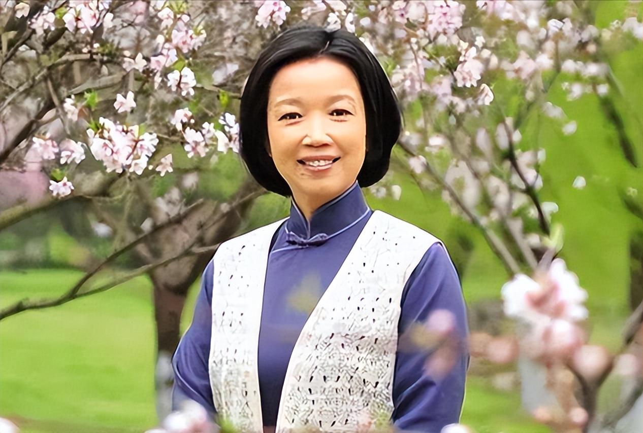 回顾主持人黄薇靠饰演周总理夫人爆火34岁因家庭暂缓事业11年