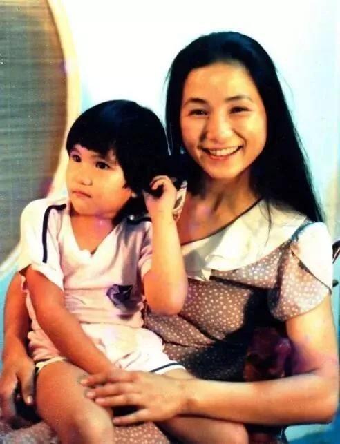 当年郑佩佩随丈夫远走美国,相夫教子近20年的婚姻生活,却并不像她想的