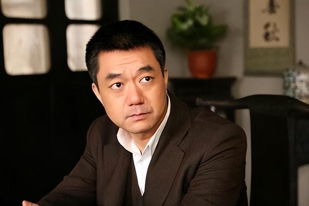 回顾董勇:二婚娶小9岁女教师,47岁才当爹,如今一家三口其乐融融