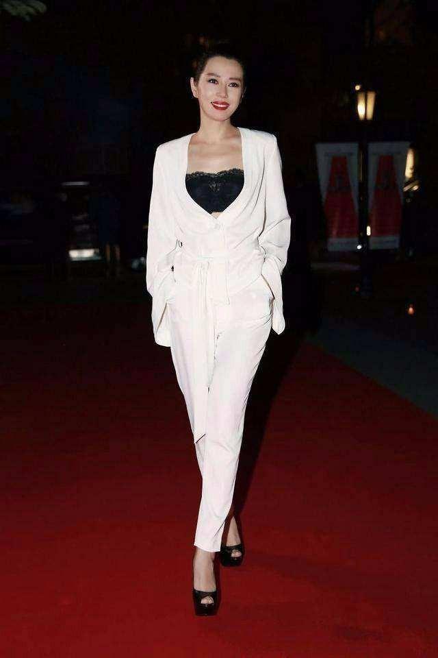 腰带很好地展现出了她的腰身,下身白色的西装裤,银色的高跟鞋,多了几