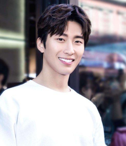 回顾何超莲绯色情史28岁坐拥10亿嫁妆追爱8年被4个男人无情辜负