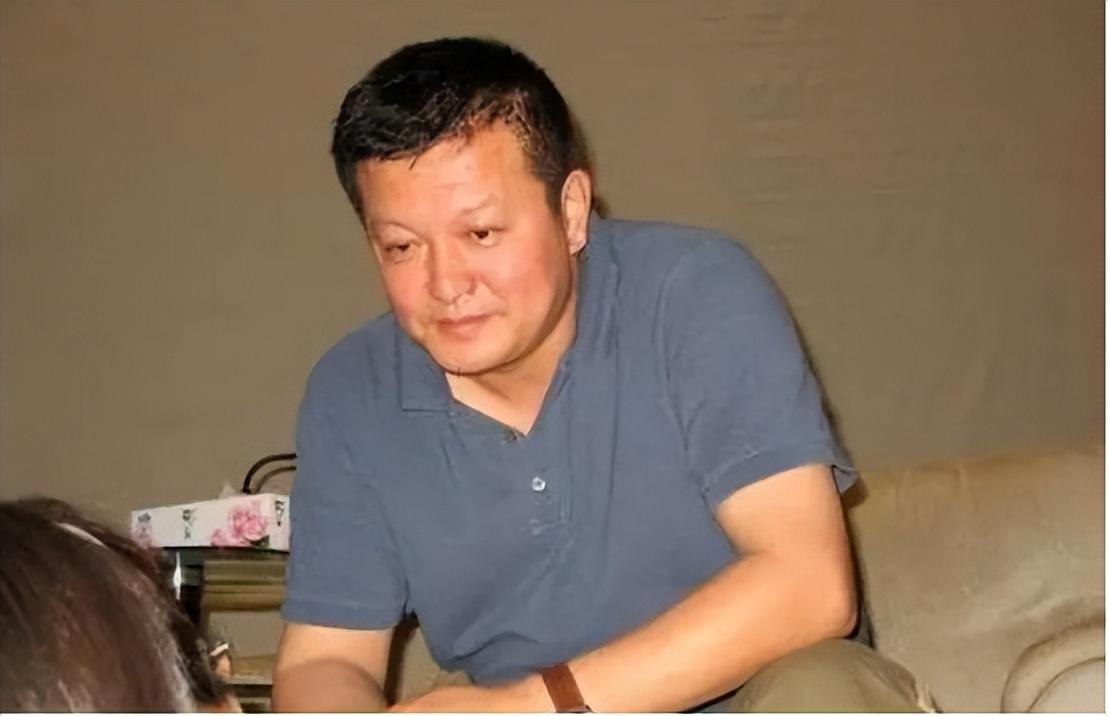 回顾杨亚洲离异后二婚娶倪萍面对复杂的家庭他如何平衡