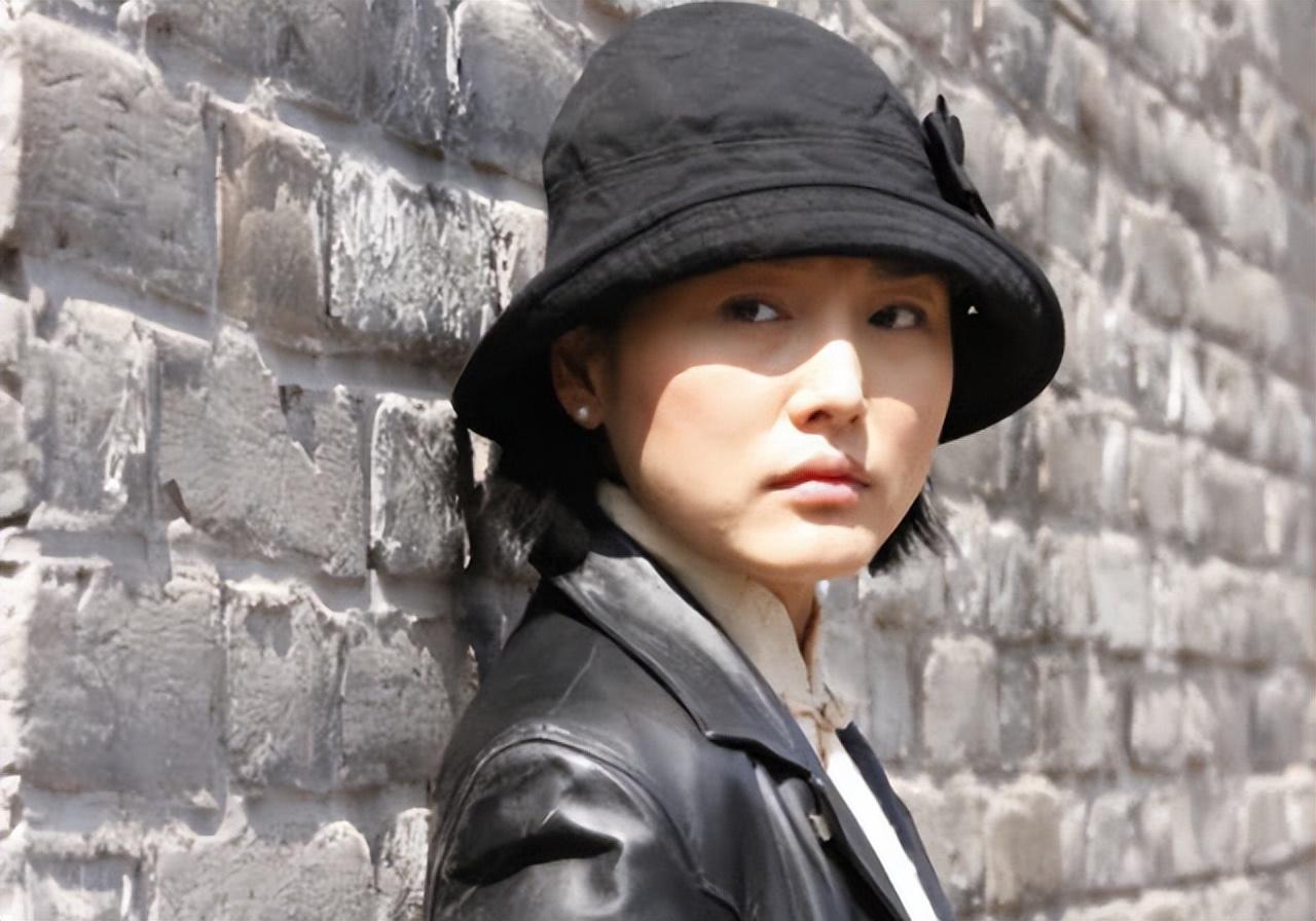 回顾张延父亲早逝嫁大5岁香港演员生一女和丈夫拥有两个家