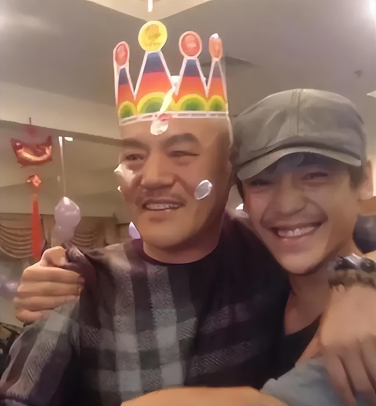 回顾巍子娶演员夏立言离婚那天抱着儿子大哭现儿子是他的骄傲