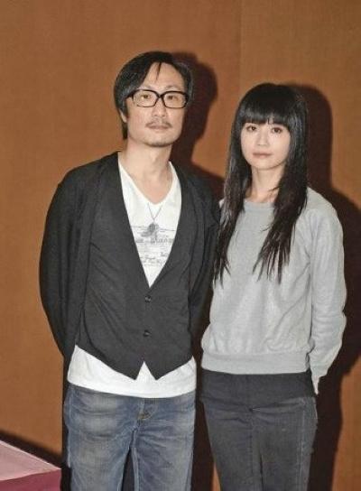 两人已婚的事还是被媒体发现了,2010年3月,38岁的郑中基和蔡卓妍召开