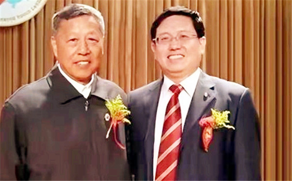 军区副司令邢世忠下乡视察,不料遭到歹徒抢劫,笑道:跟我去取钱