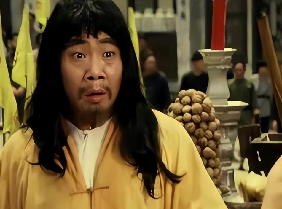 是洪家班的一员,曾经也靠着武打戏成名,曾出演过《捉鬼合家欢》