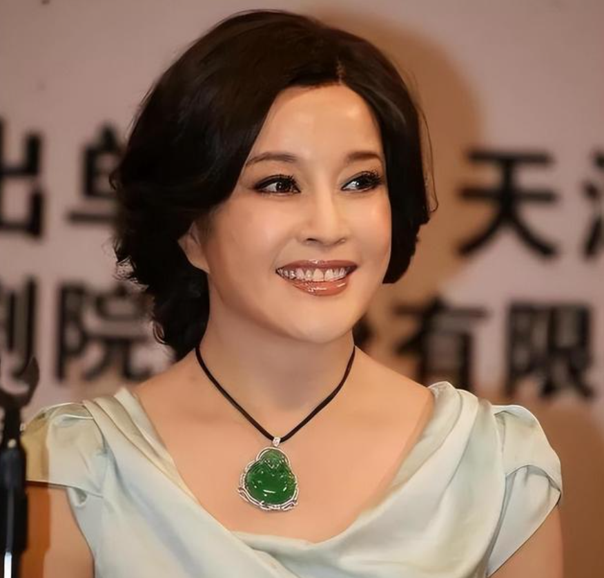 回顾不老女神刘晓庆应该是她自己认为的网友们就不这么认为了