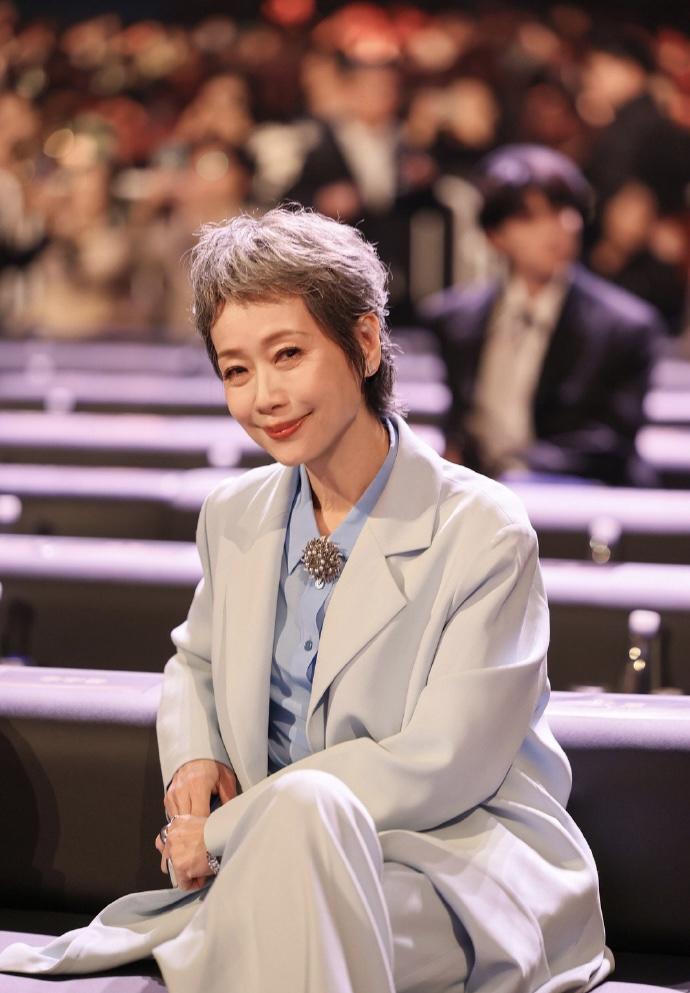 席上指指点点,《无限超越班》里说演就演的叶童,给这些样子货上了一课