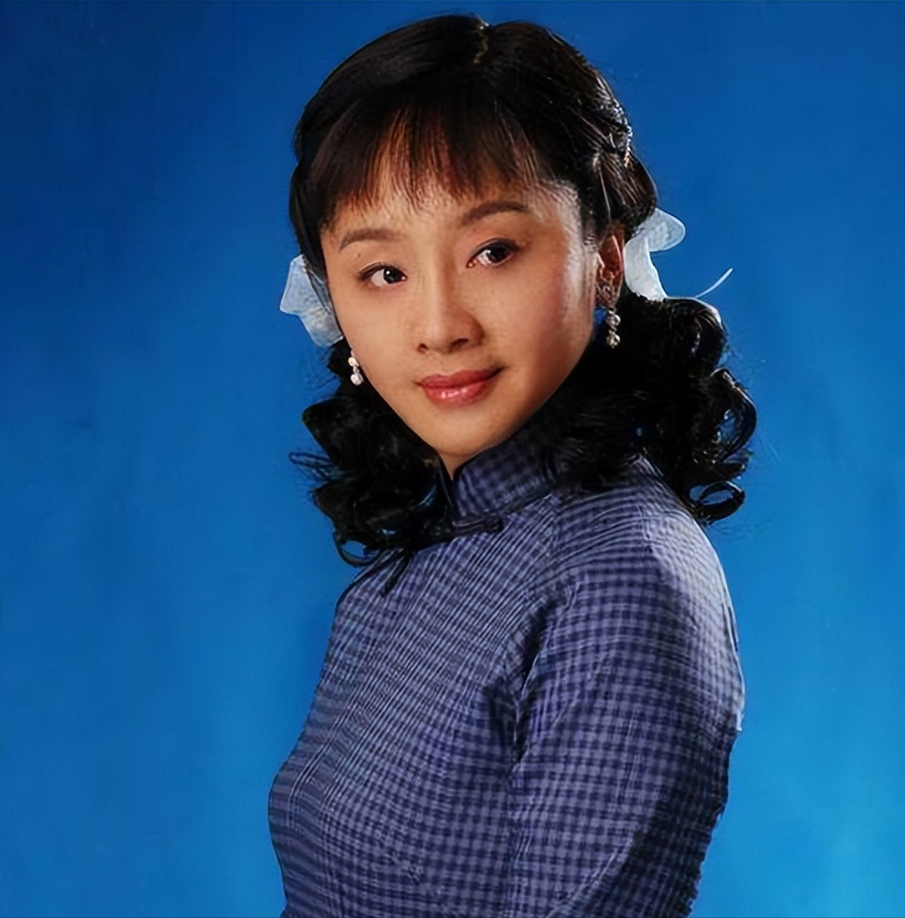 回顾唐静前夫和秦海璐结婚后独自陪儿子长大如今选择令人泪目
