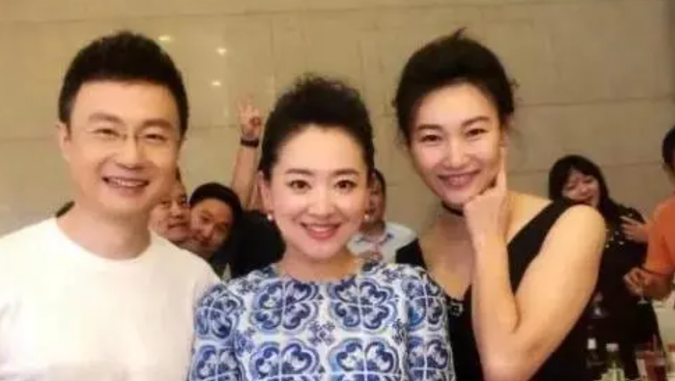 回顾春妮坚持丁克17年二婚嫁给刚强后41岁得子全家乐开怀