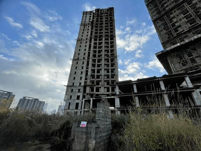 近年来,中国房地产市场频频出现开发商烂尾现象,给购房者带来巨大损失