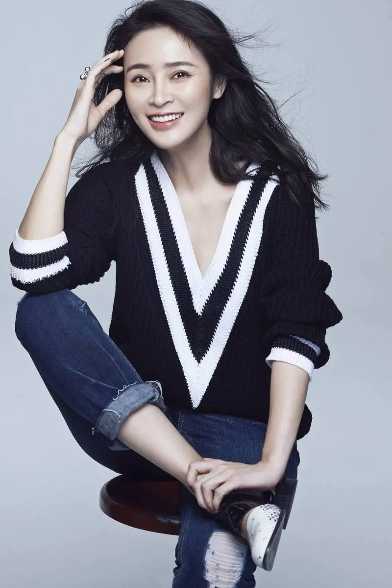 回顾于明加在好的年纪嫁给普通男人婚后生两孩美满幸福