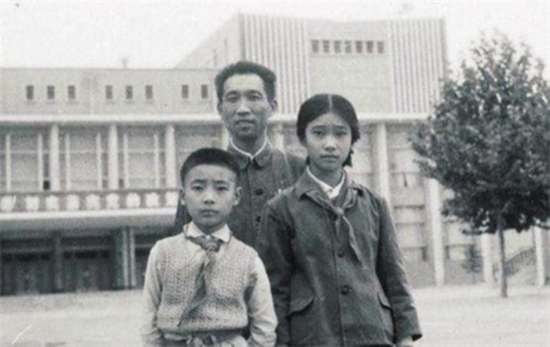 回顾康辉与妻子坚持丁克25年恩爱有加为何在48岁直言后悔了