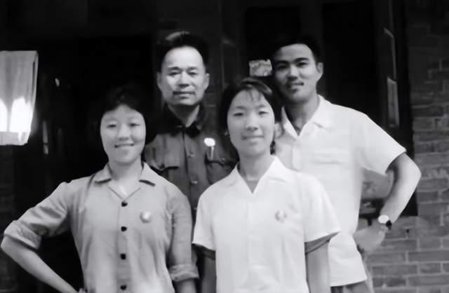 一封举报信丈夫从中将降大校后来她想参加丈夫追悼会被拒绝