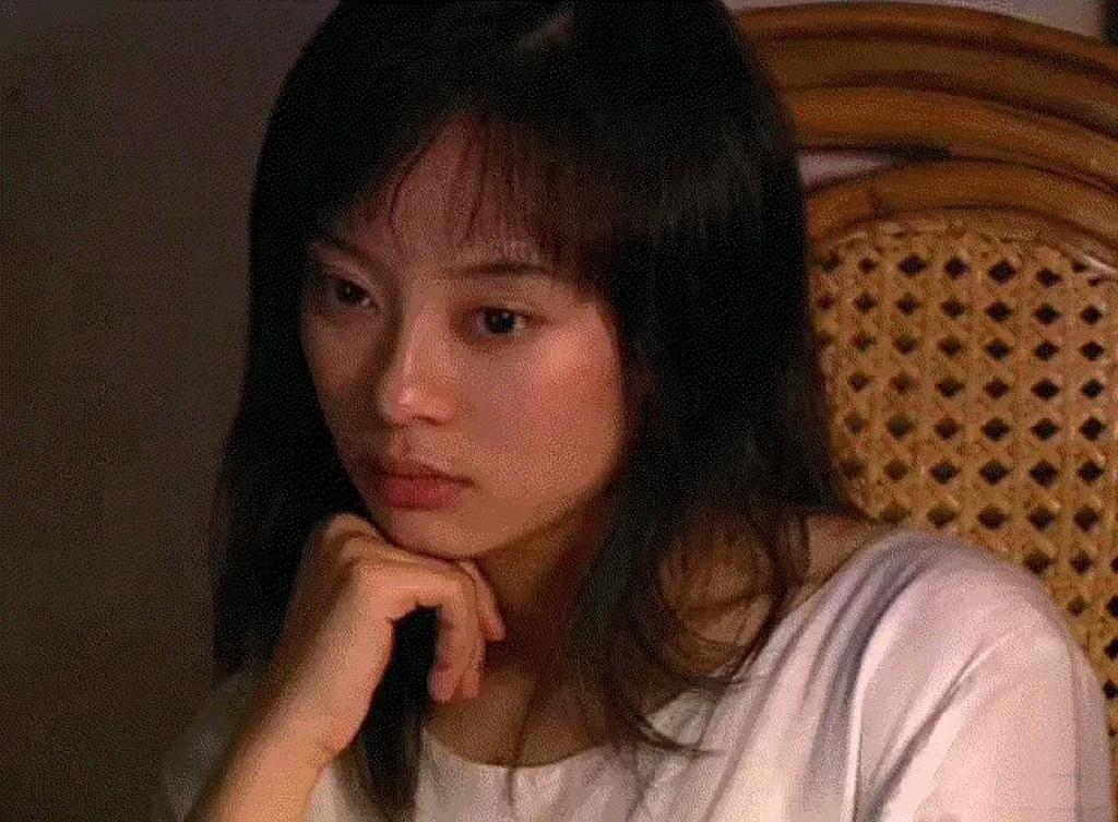 在懒散优越男和英俊帅小伙之间,纯真是伪装的诱惑的,温柔刀又是致命的