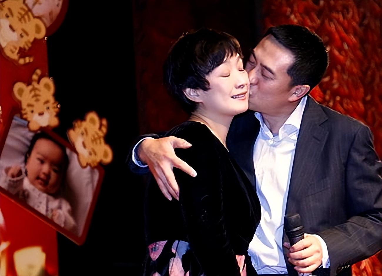 回顾王海燕遭前妻嫌弃的张嘉译被她宠成宝如今一家幸福美满