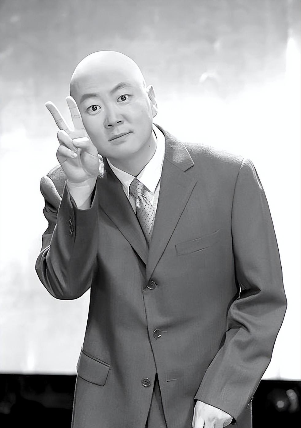 他出生在演艺世家,父亲是快书演员,母亲是琴书演员,郭冬临这一身本事