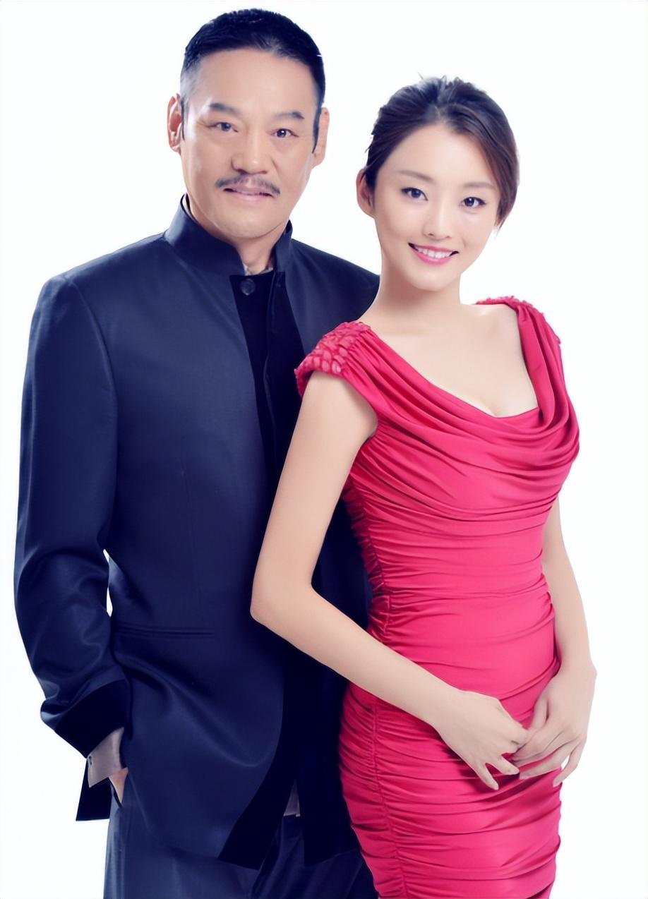 回顾巍子娶演员夏立言离婚那天抱着儿子大哭现儿子是他的骄傲