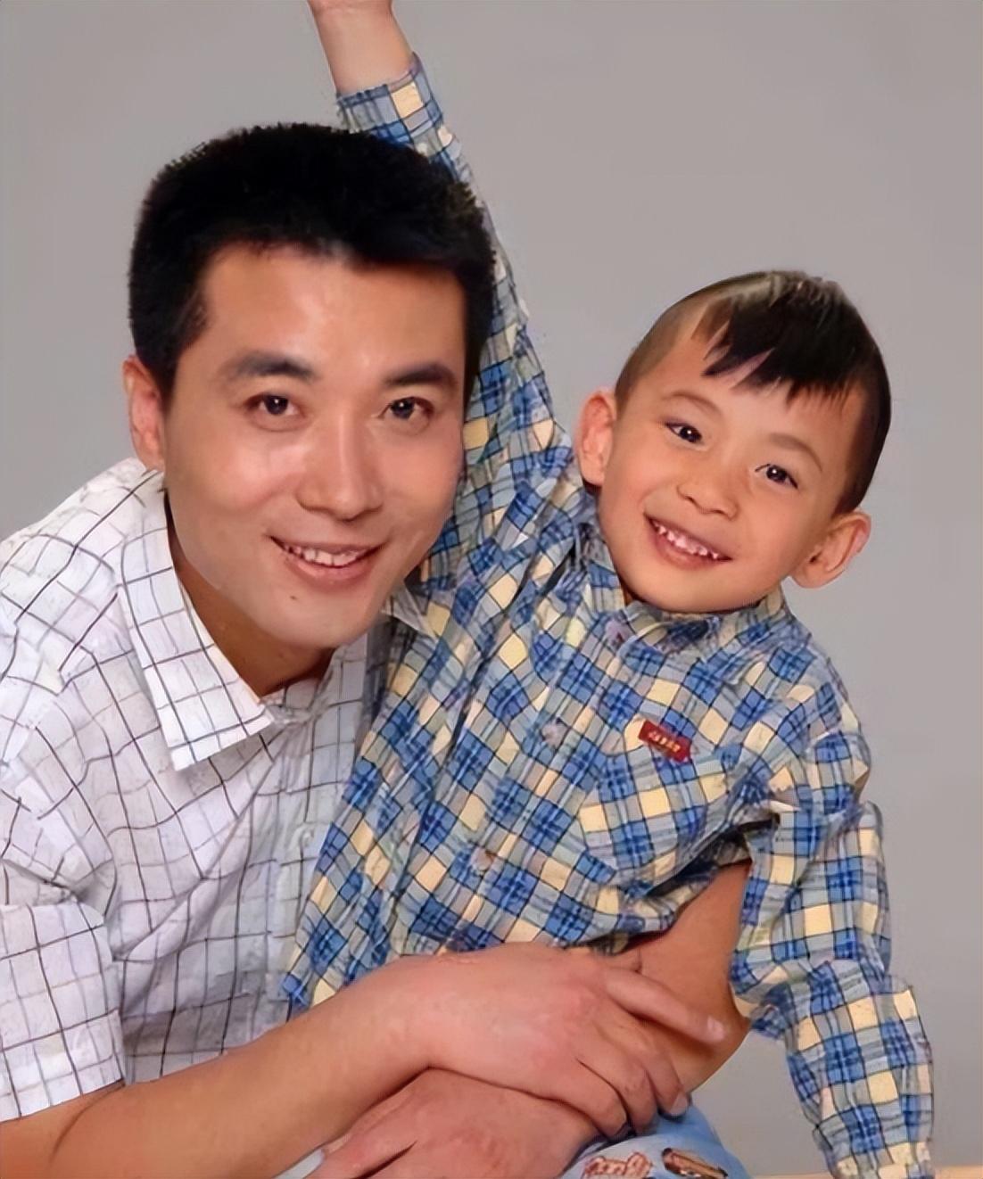 从为数不多的照片中,我们看到郭志坚儿子遗传到了他的帅气外表.