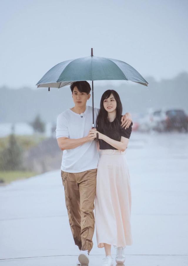 粉丝才知道吴尊出道时就已经结婚2年,他和太太林丽吟16岁就认识了.