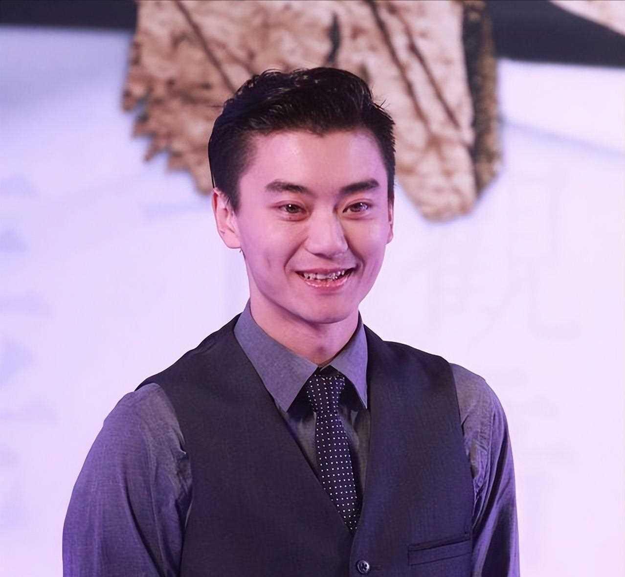 回顾陈宝国:娶同学赵奎娥,结婚40年宠妻如宝,如今儿子让他很烦恼