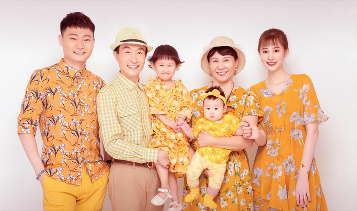 回顾巩汉林儿子巩天阔被父亲催婚又催生35岁得女全家乐开怀