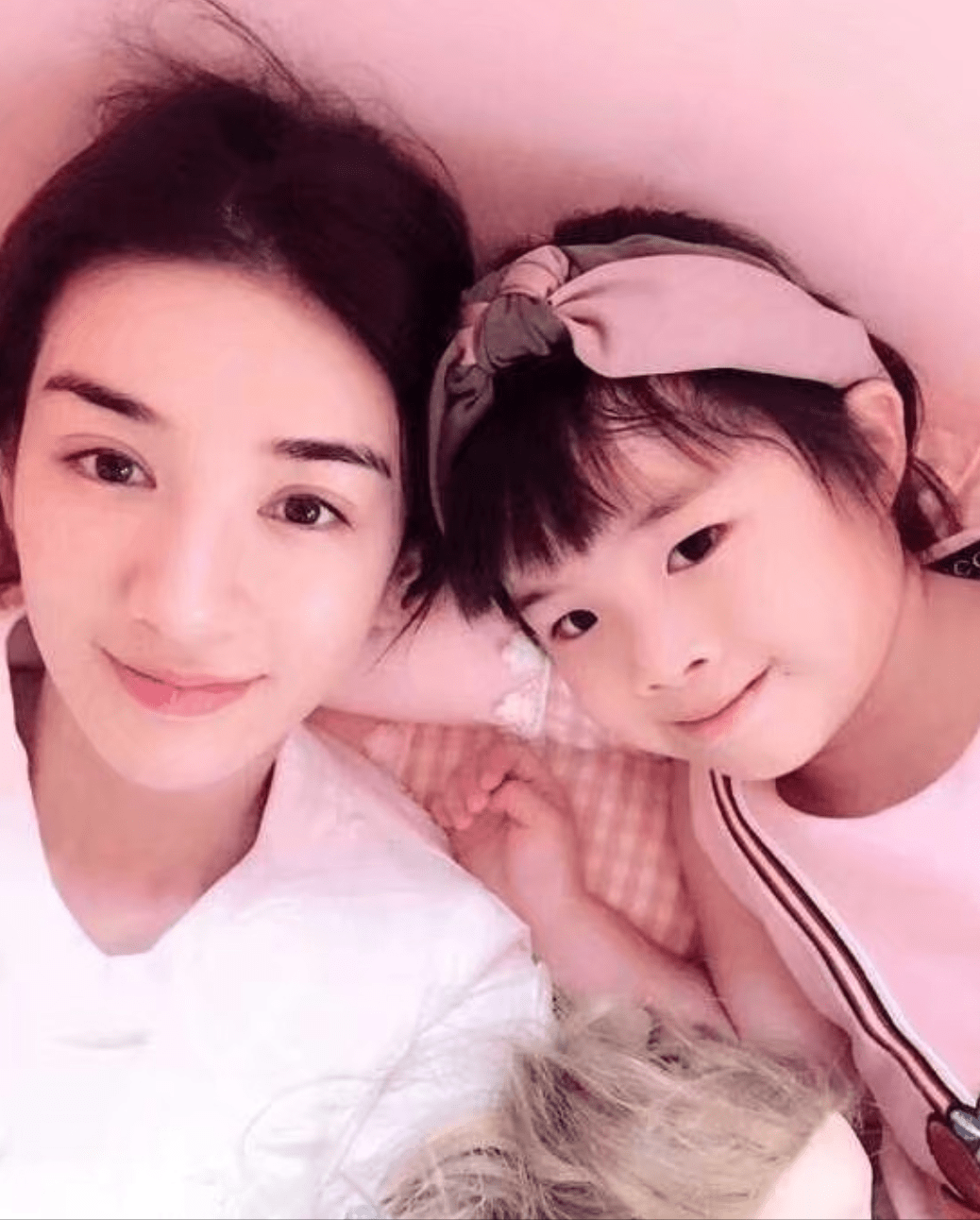 彼时的黄毅清和黄奕还是夫妻,却早早就已经没了夫妻间你情我浓的情分