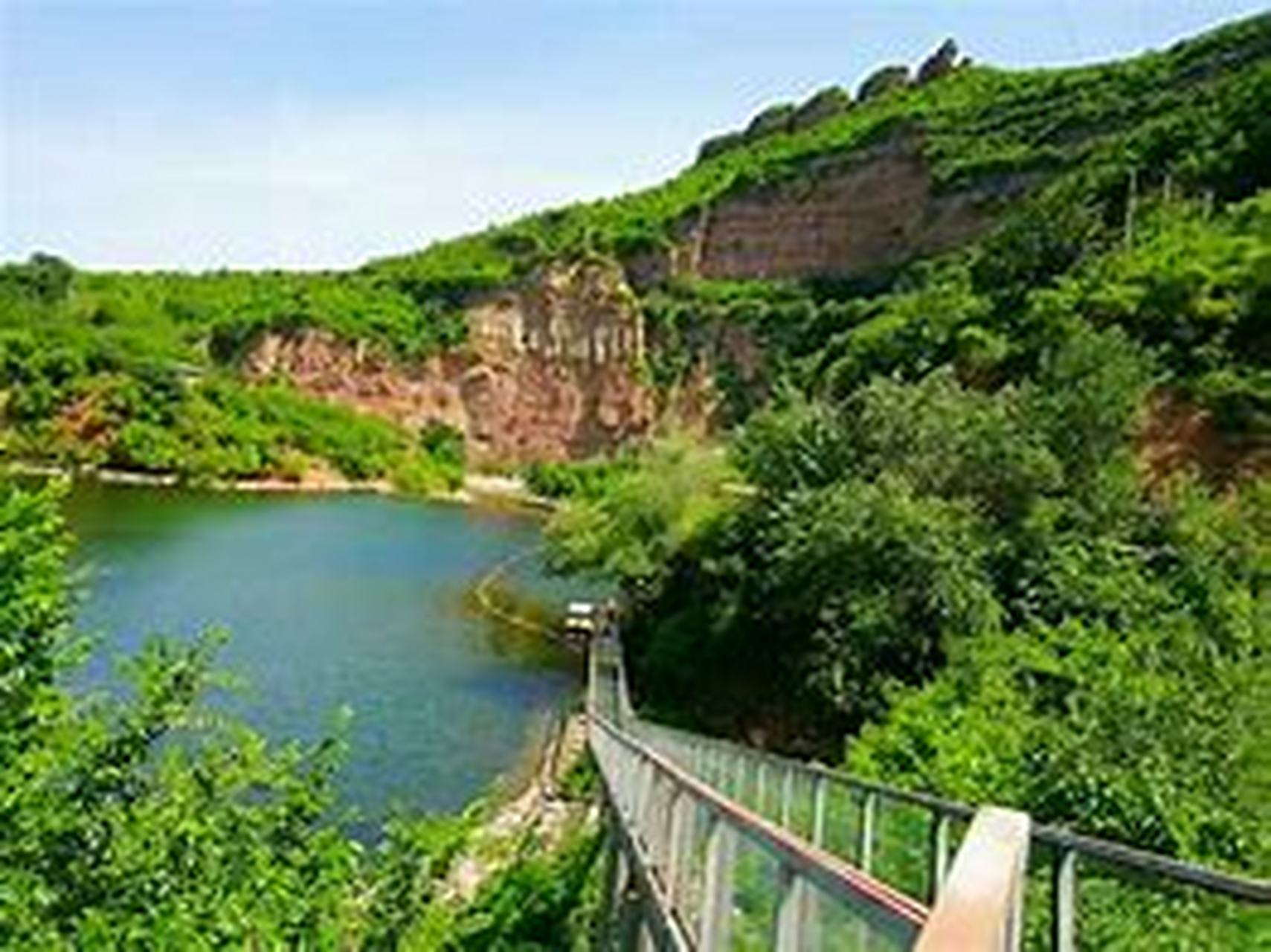 秦王湖:历史与自然的交响乐章  秦王湖,坐落于河北省邢台市沙河市西部