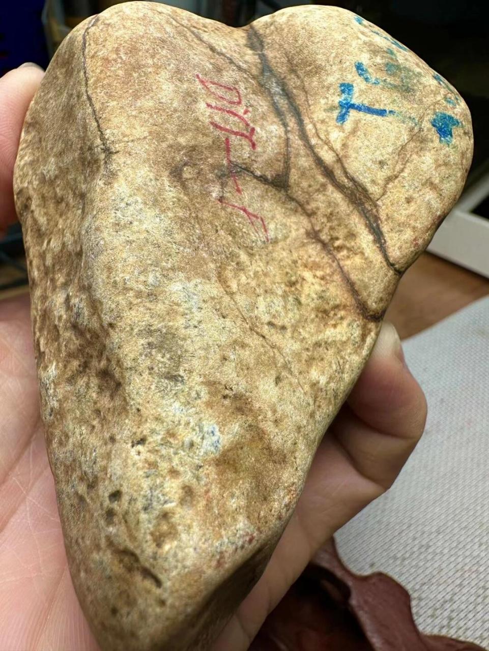 点击头像看直播# #翡翠原石#油青种翡翠原石的第一个特点,就是皮恳