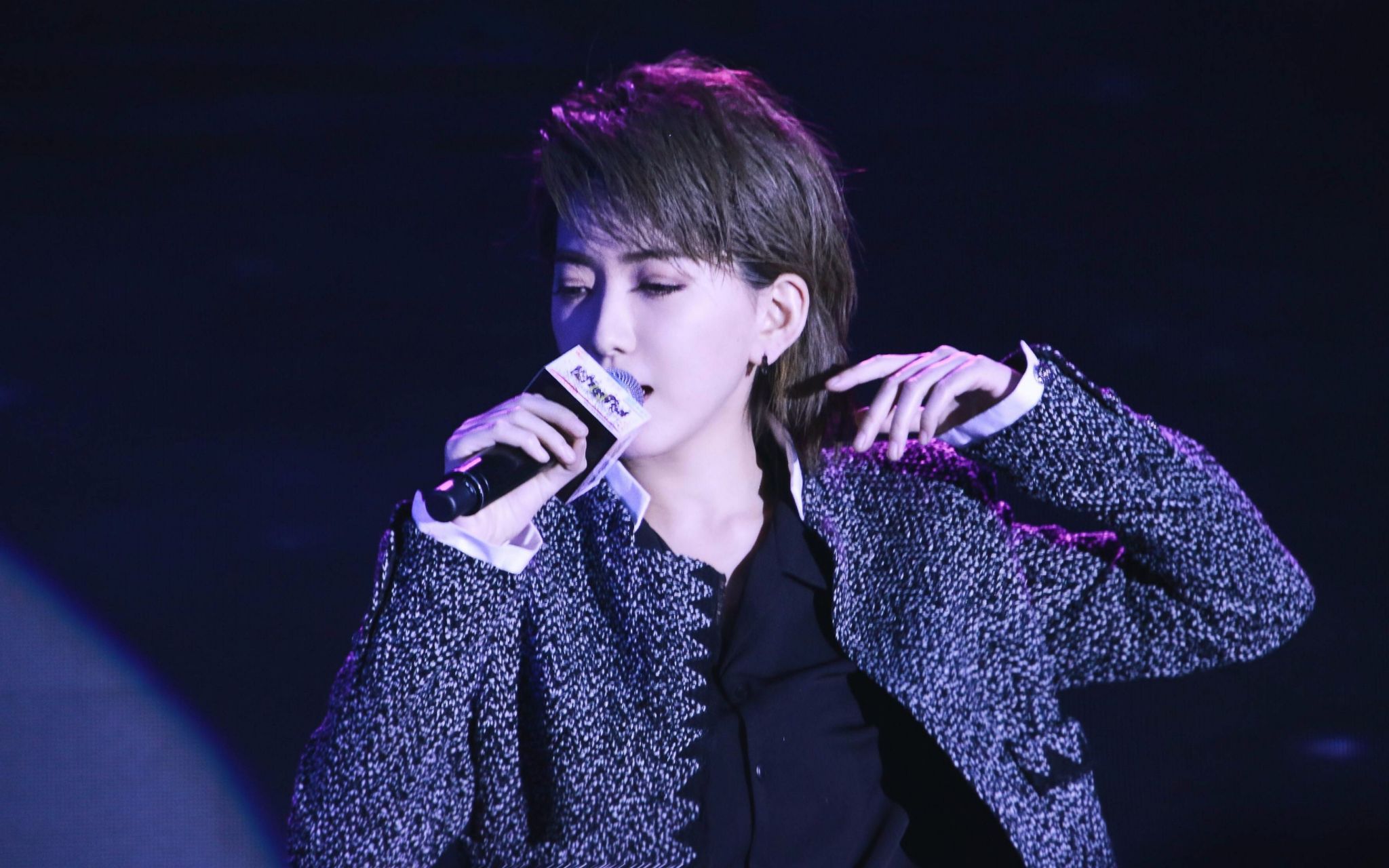 《超级女声》"人气王"刘忻宣布加盟某节目的消息传出,宛如一石激起千