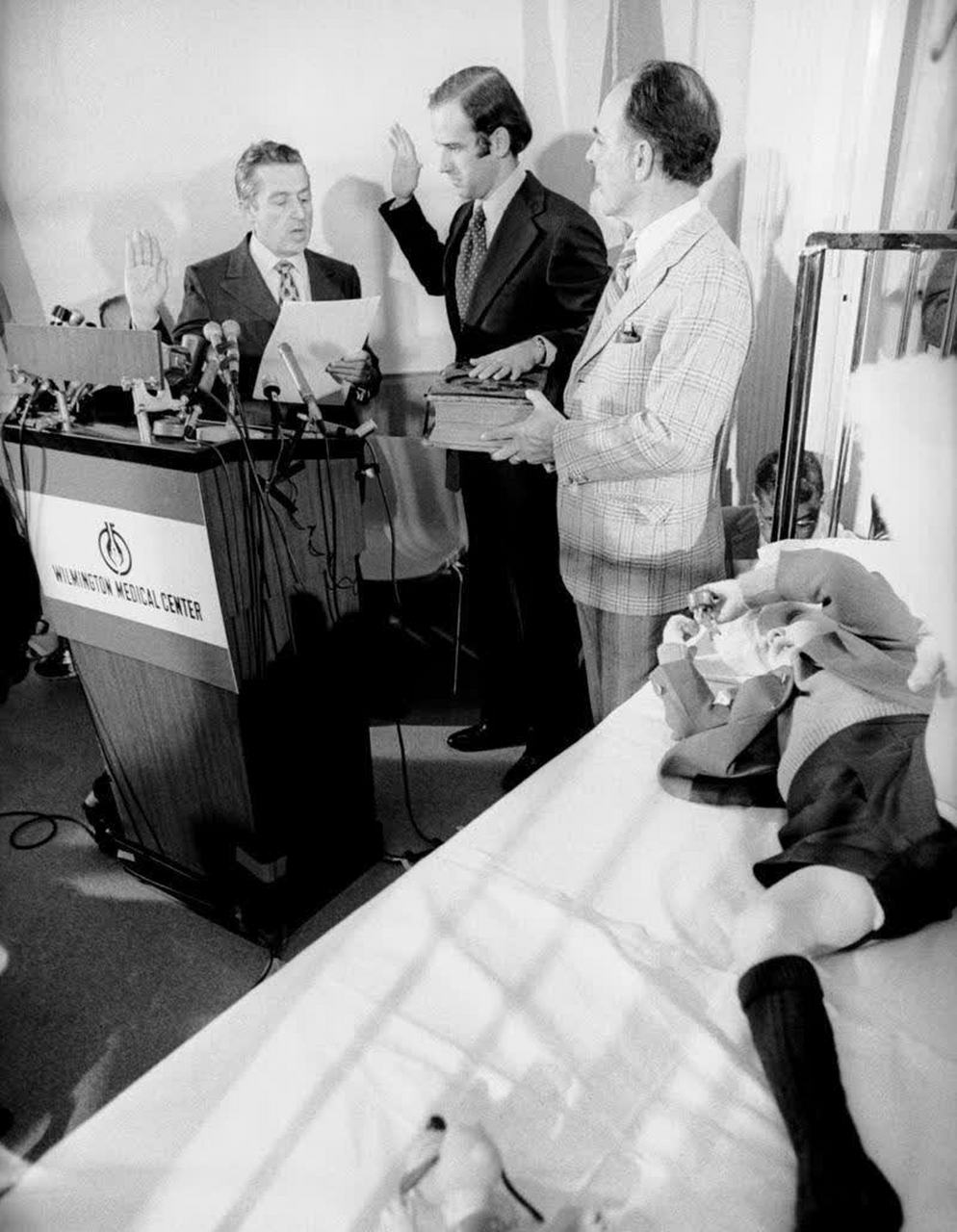 1972年,刚刚当选参议员的拜登在儿子的病床前宣誓就职.