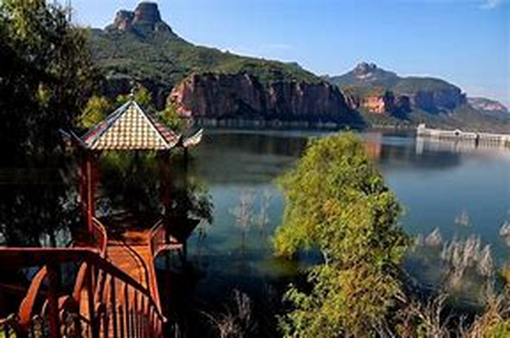 秦王湖:历史与自然的交响乐章  秦王湖,坐落于河北省邢台市沙河市西部