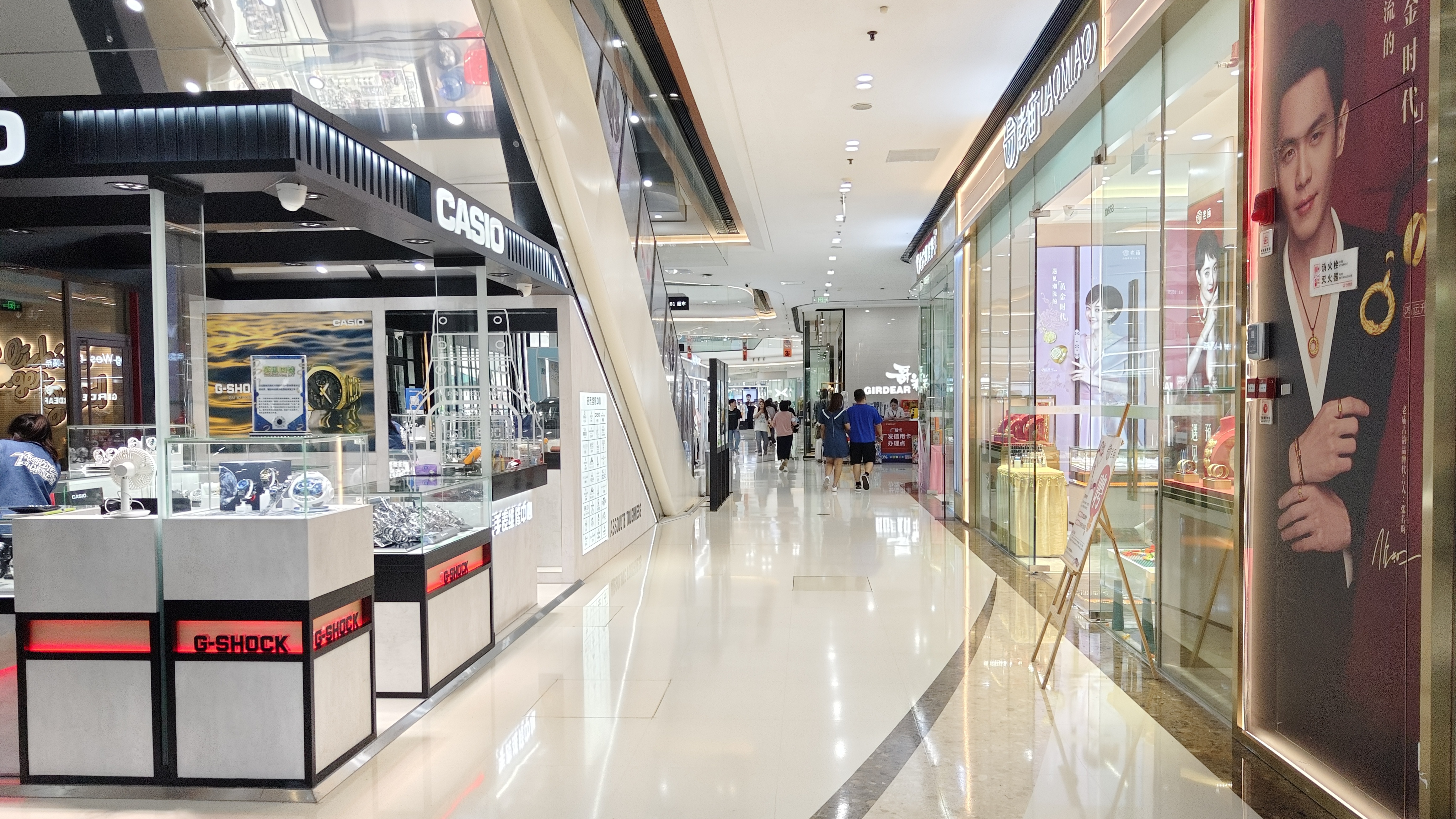 广州南沙万达广场,一楼业态丰富人流如织,工作日下午居然人气爆棚!