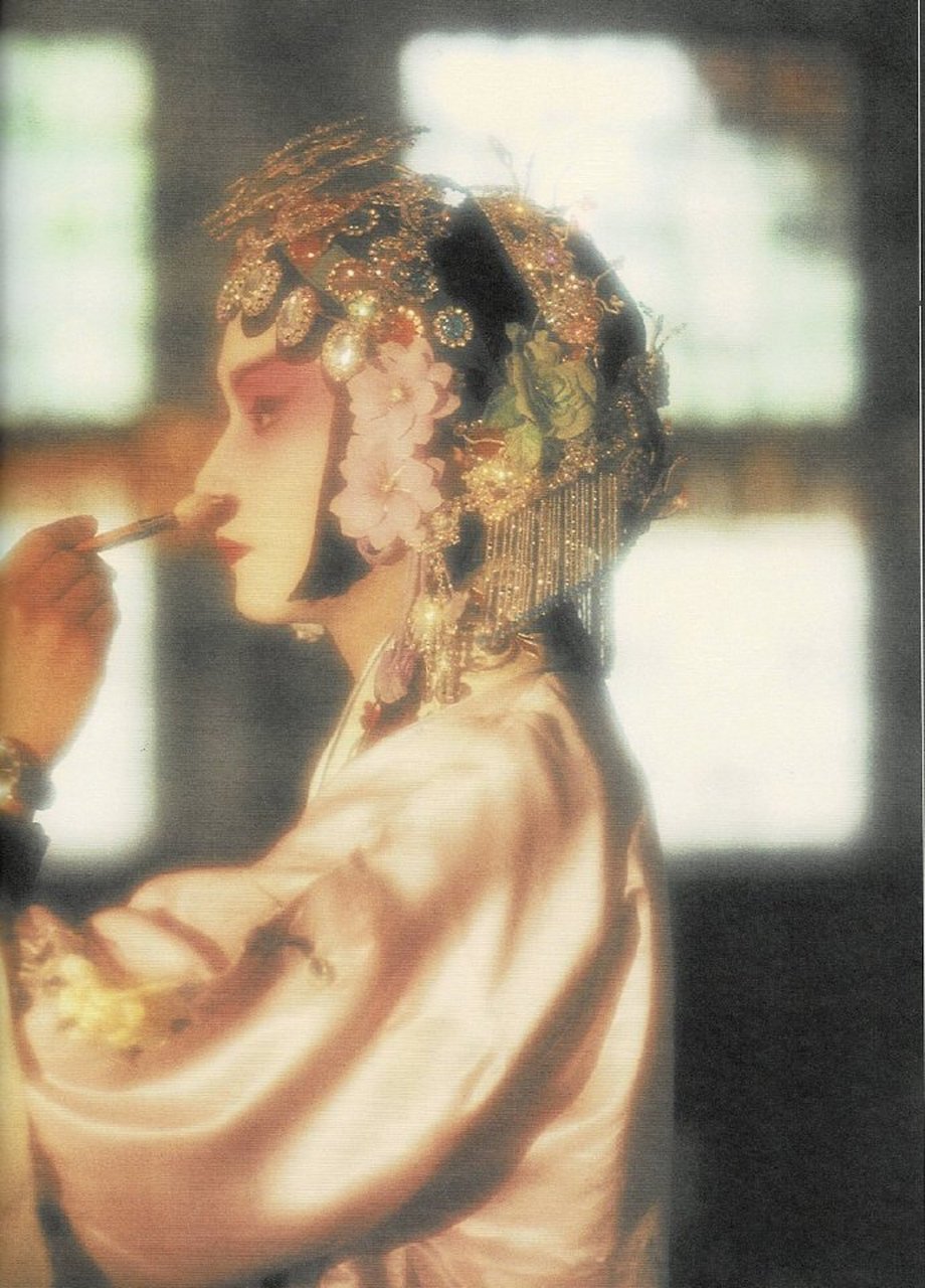 张国荣在电影《霸王别姬》中所饰演的角色程蝶衣昆曲舞台杜丽娘