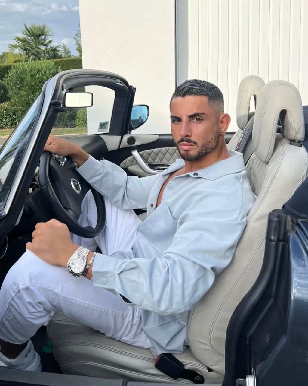 沙特是不是人均富豪小王子啊,动不动就是豪车,大别墅,就连身材也是