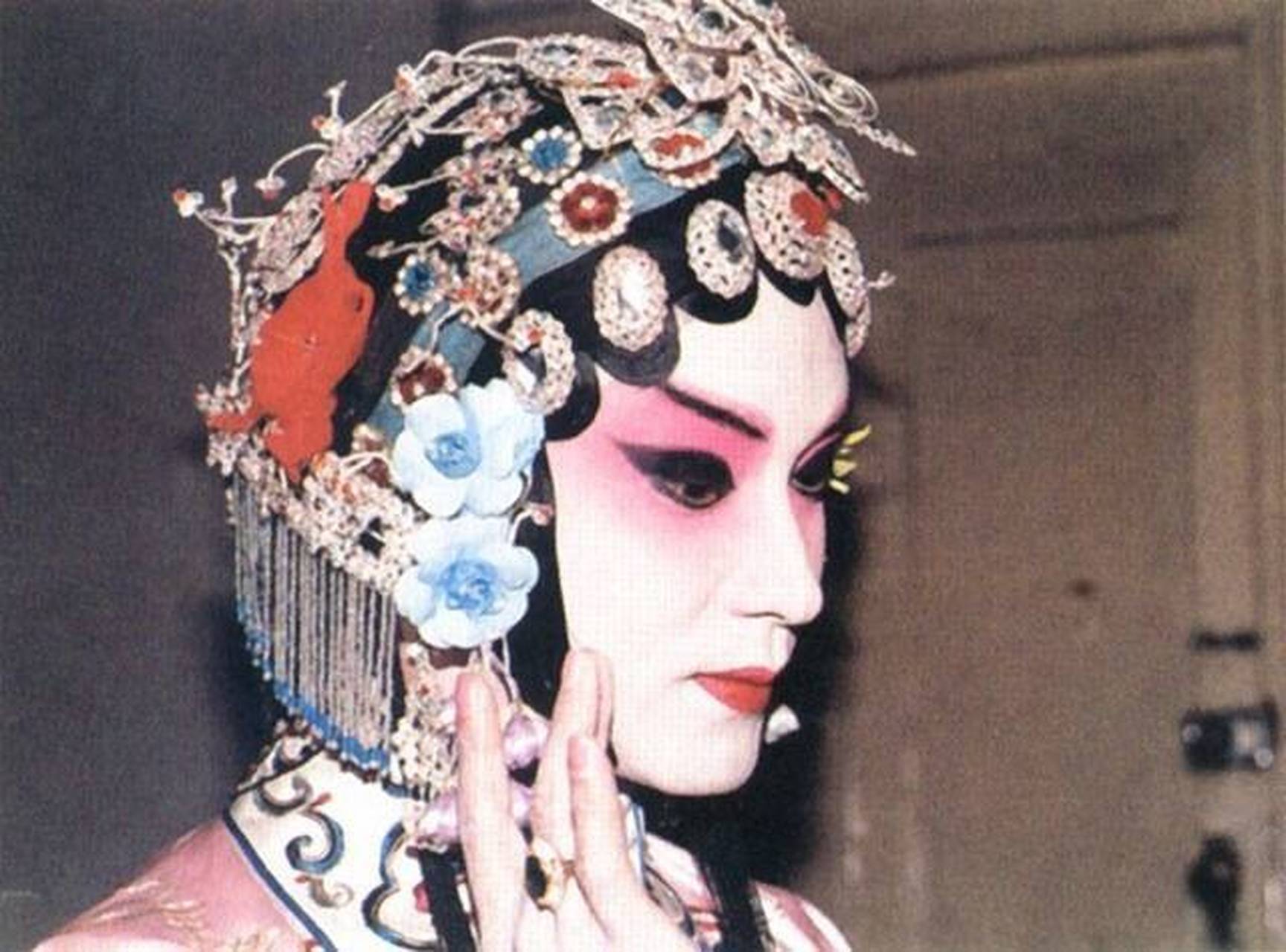 张国荣在电影《霸王别姬》中所饰演的角色程蝶衣昆曲舞台杜丽娘