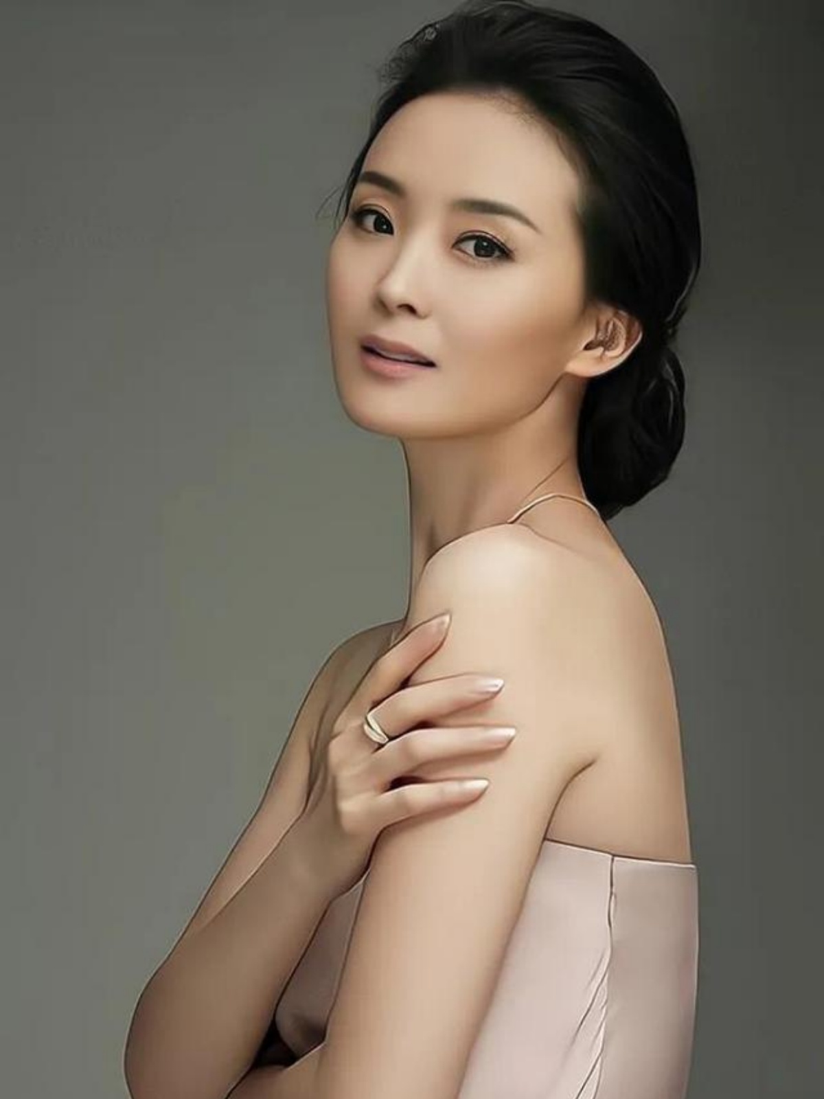 王艳,五官精致的女演员,凭借出色的演技和颜值成为观众心中的女神.