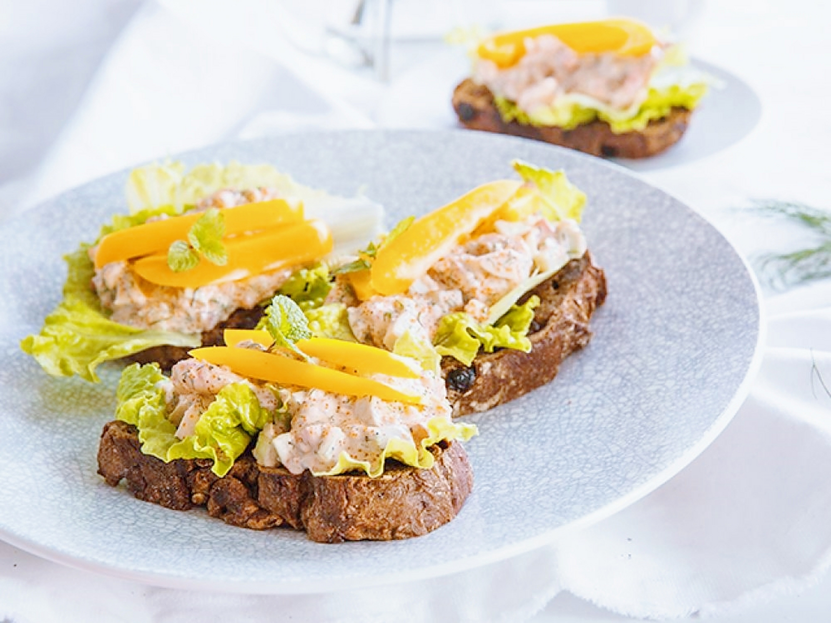 到了丹麦,你一定要尝尝这道开放三明治,它可是丹麦美食中的经典(在