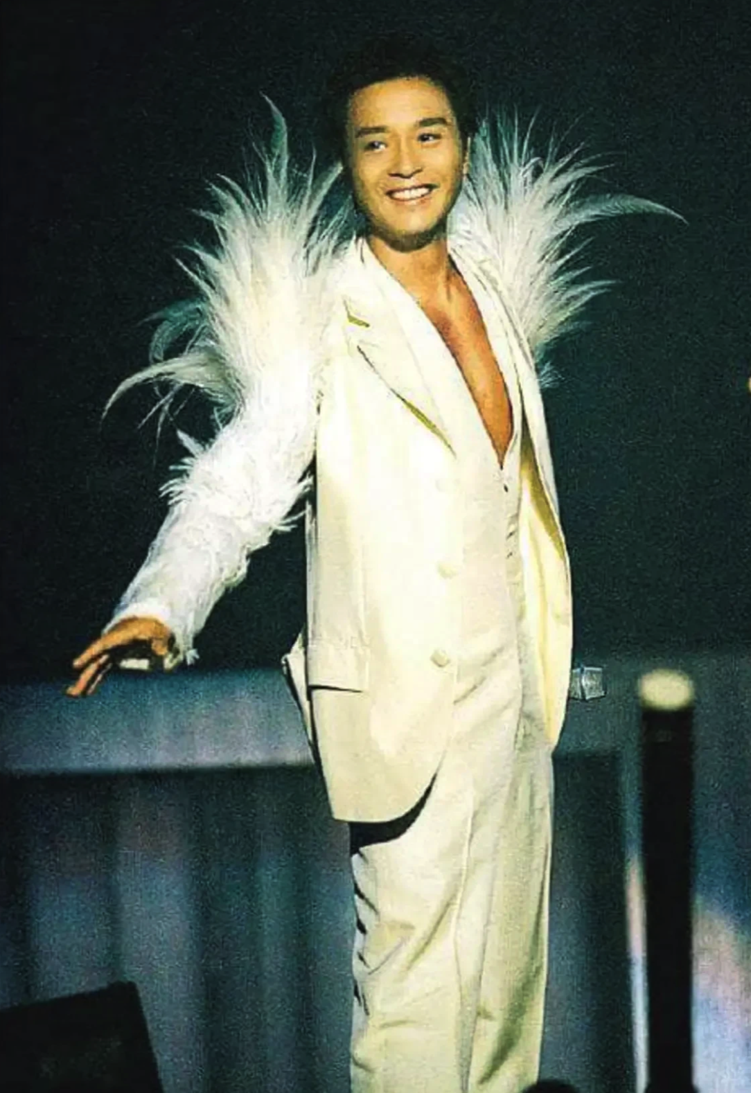 24年前的张国荣在红馆舞台上,用一场震撼人心的演唱会告别了他的歌唱