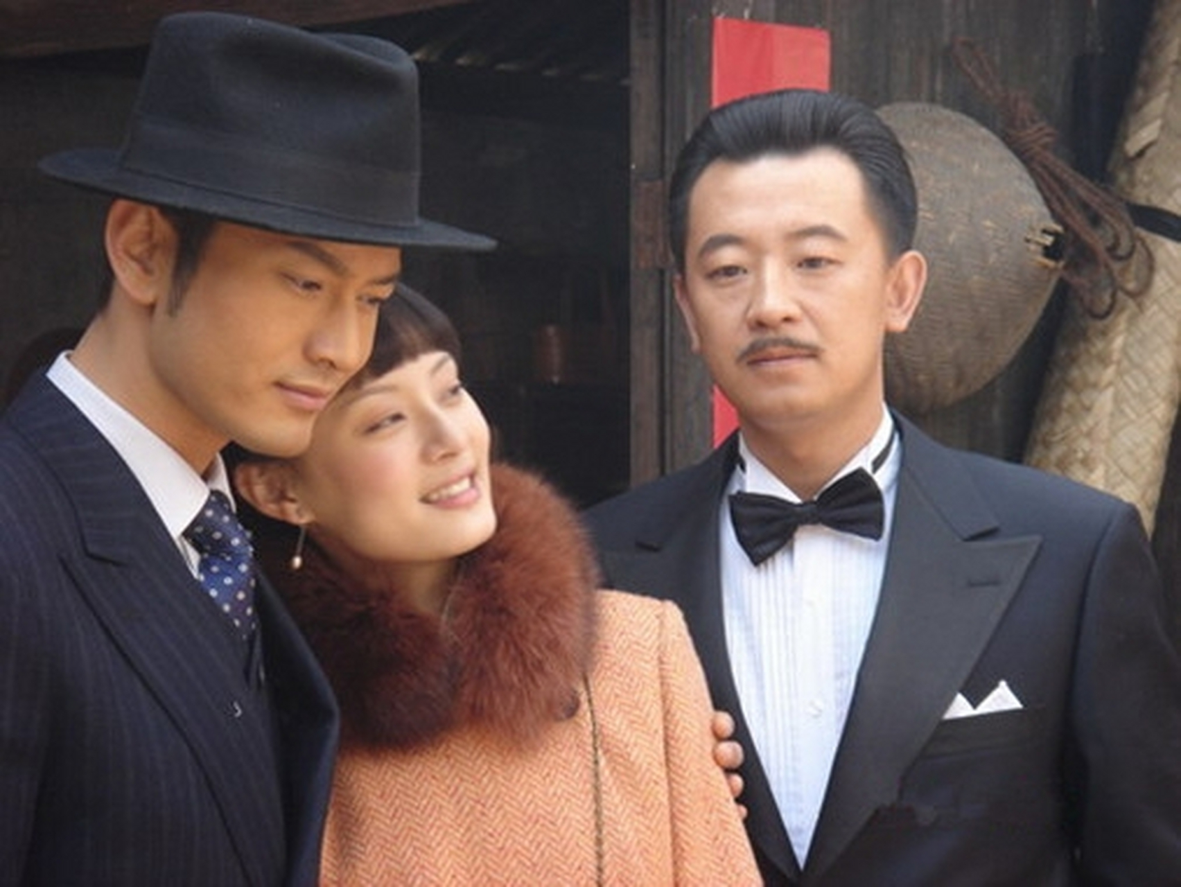 乱世中,昔日情侣许文强和方艳芸在大上海相逢,此时的许文强是一个身无