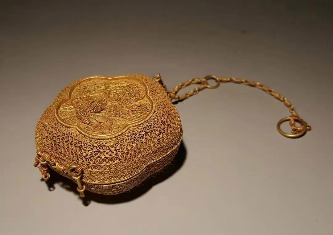 那里买了一筐冻梨,几天后,老人送给了她一个有着悠久历史的清代金香囊