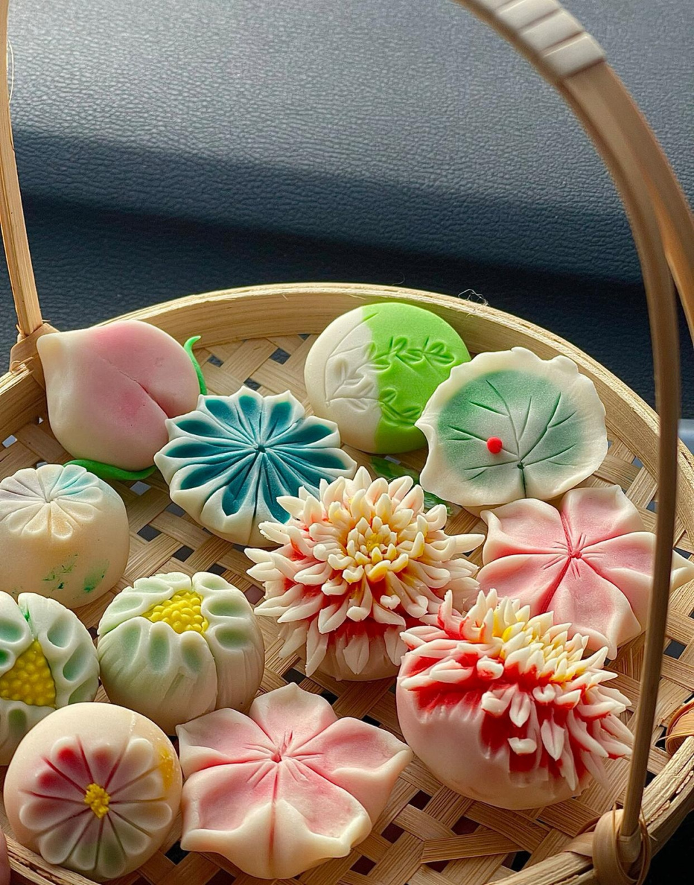 无意之间看到的,这些面点好精致啊,好漂亮,是个技术活,不知道多贵,买