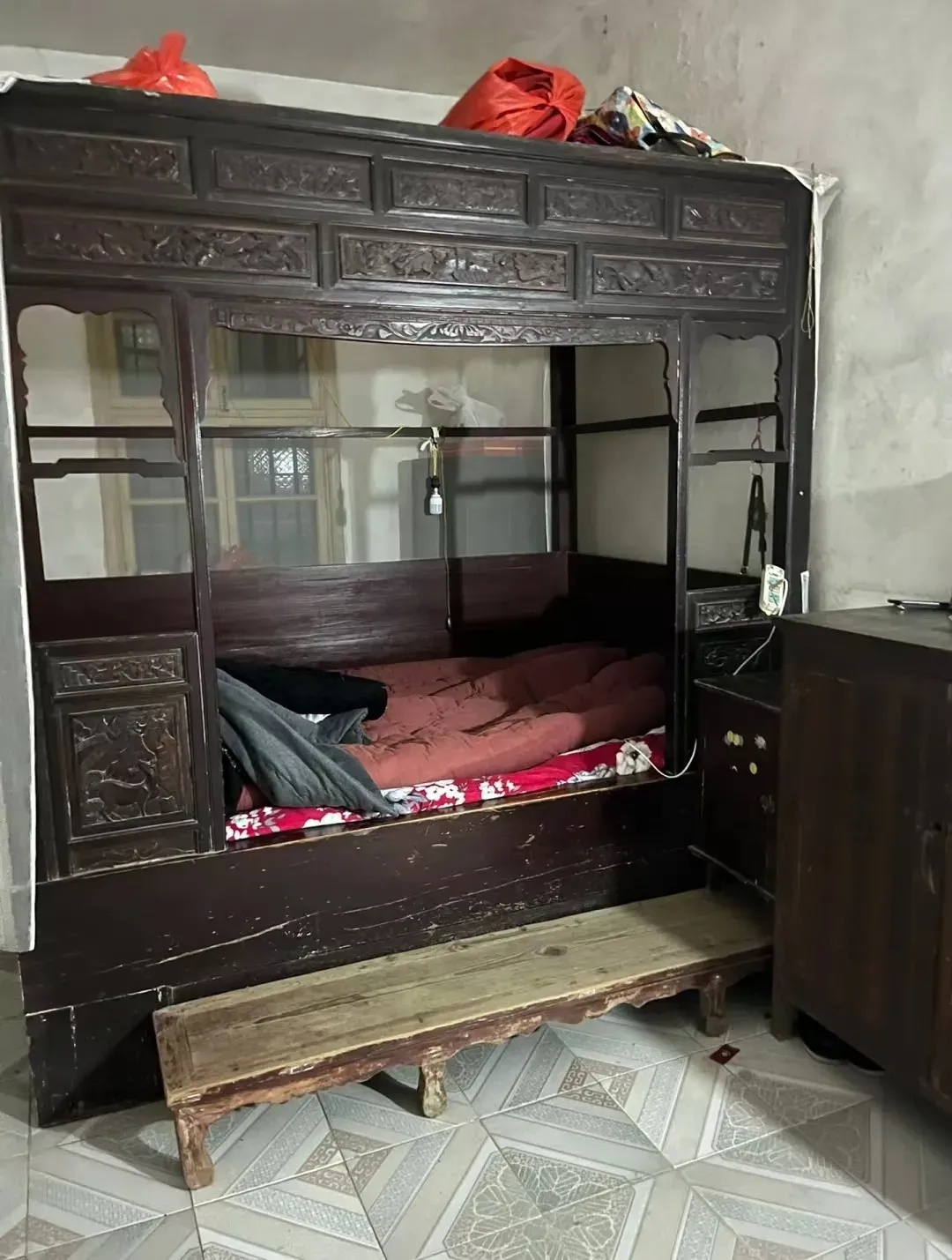 家里有一张破破烂烂的床,有人出钱3000元,我奶奶不肯,说要留给我妹当