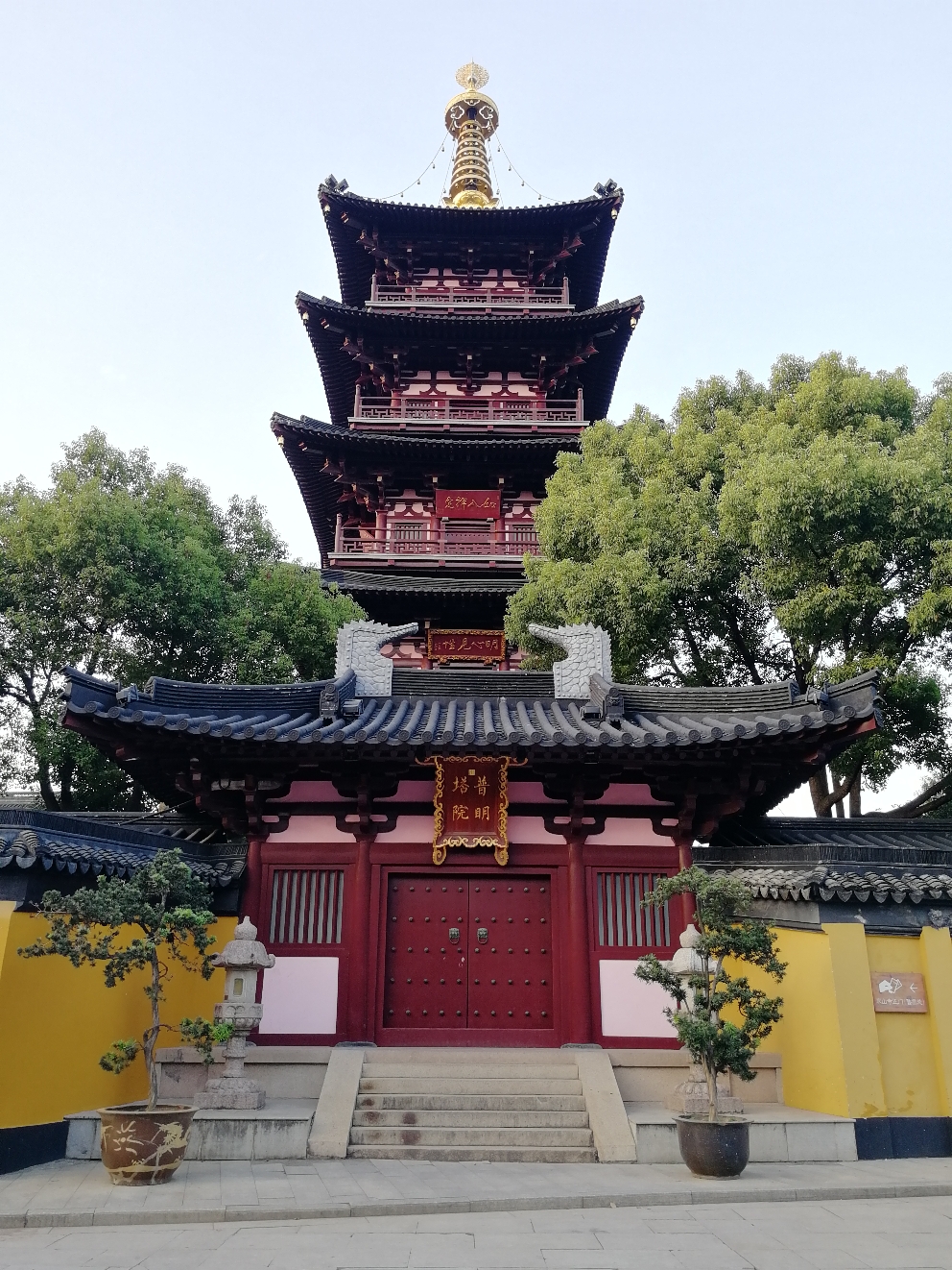 名胜古迹,就是指风景优美和有古代遗迹的著名地方.