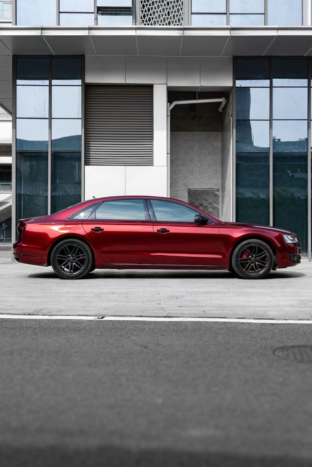 奥迪a8-ek改色膜pet液态金属龙血红,流光溢彩的靓丽外表