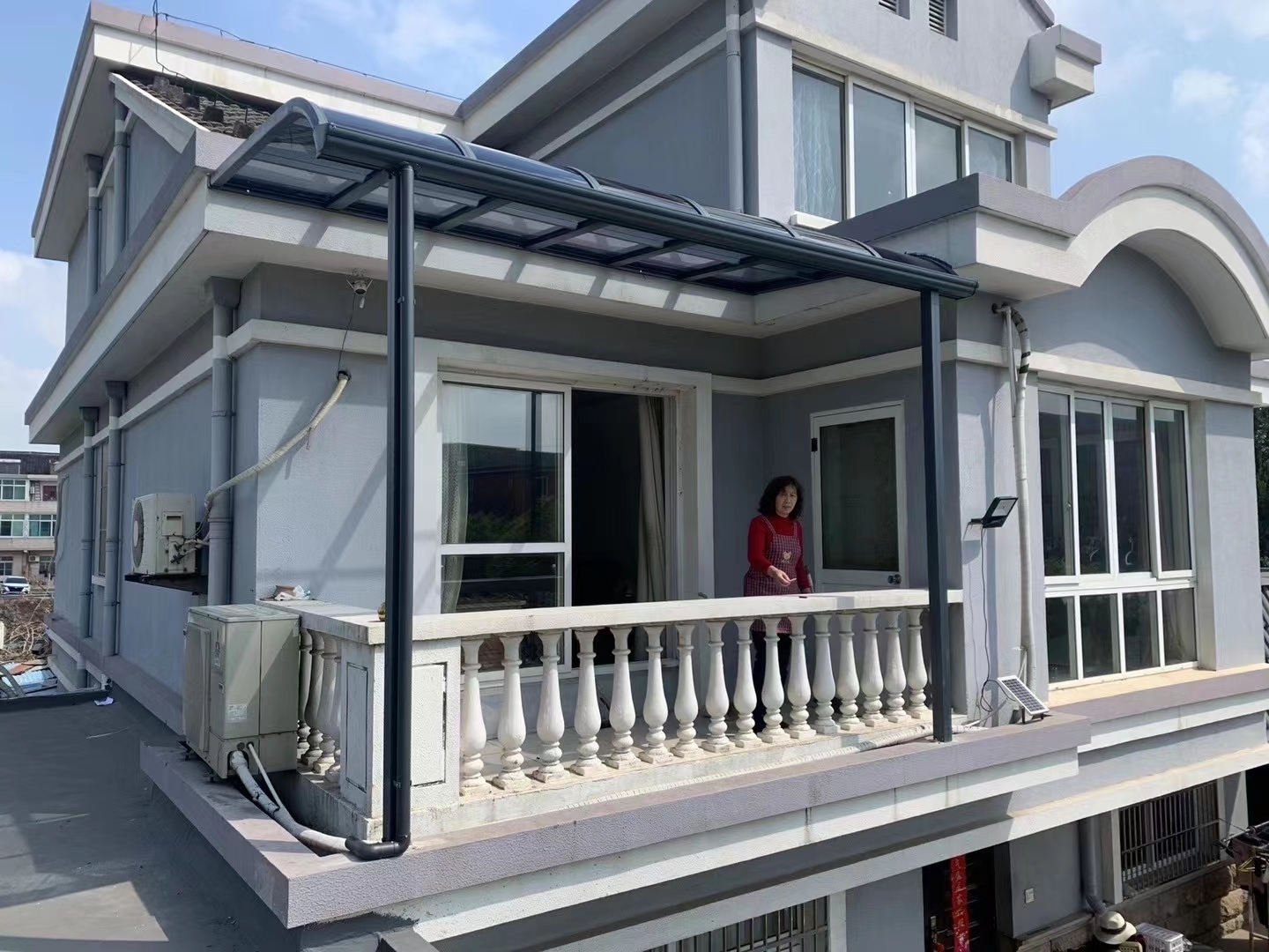 阳光房顶选材料难倒了不少人,玻璃和耐力板究竟哪个更适合呢?